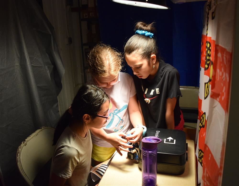  students work to unlock a BreakoutEDU box